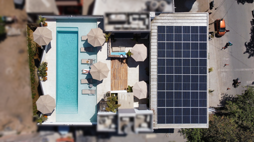 Hotel y Alberca con Paneles Solares